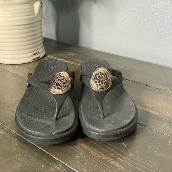 Crocs Sandals Women’s 6 Sanrah Black Embellished Summer Beach Casual - Picture 2 of 12